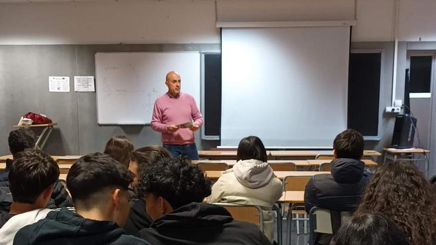 Torrent acerca a los jóvenes la normativa sobre el uso de los patinetes