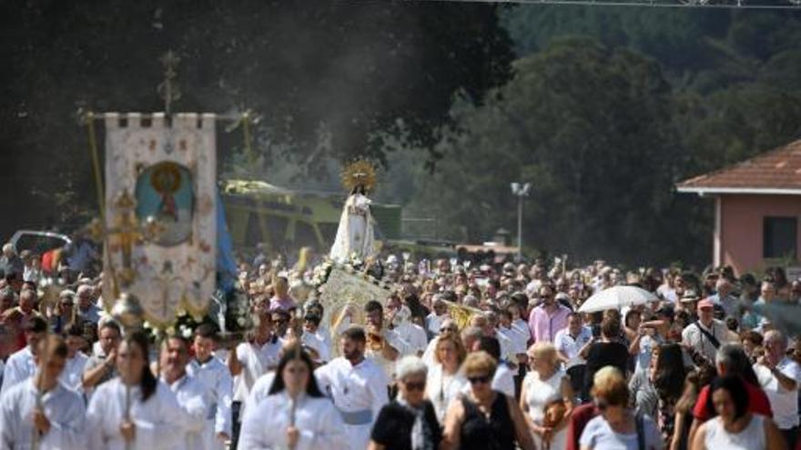 La procesión de la Virgen rodeó la capilla de Amil, en Moraña.