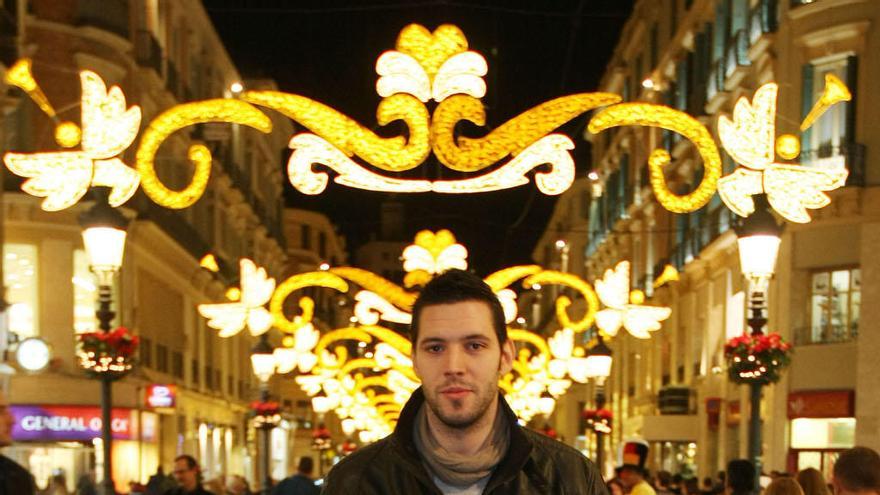 En Málaga, hace unos años, caminando por la calle Larios con las luces navideñas a sus espaldas.