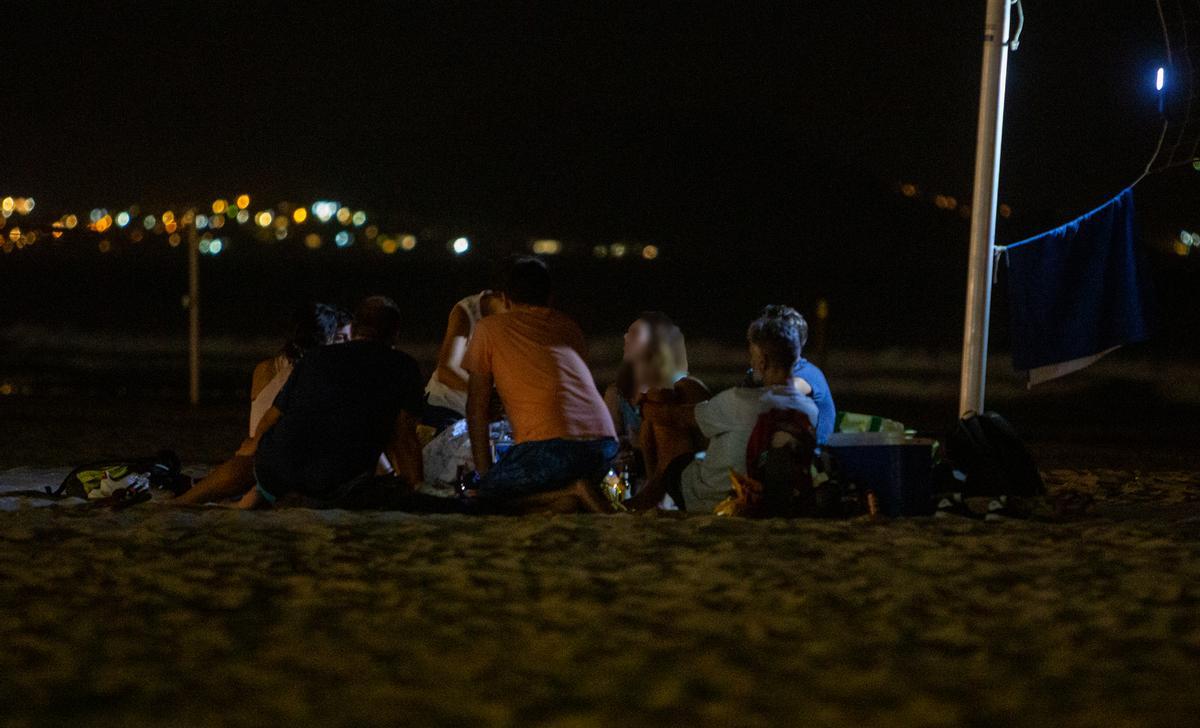 Un grupo de jóvenes en la playa de Muchavista.