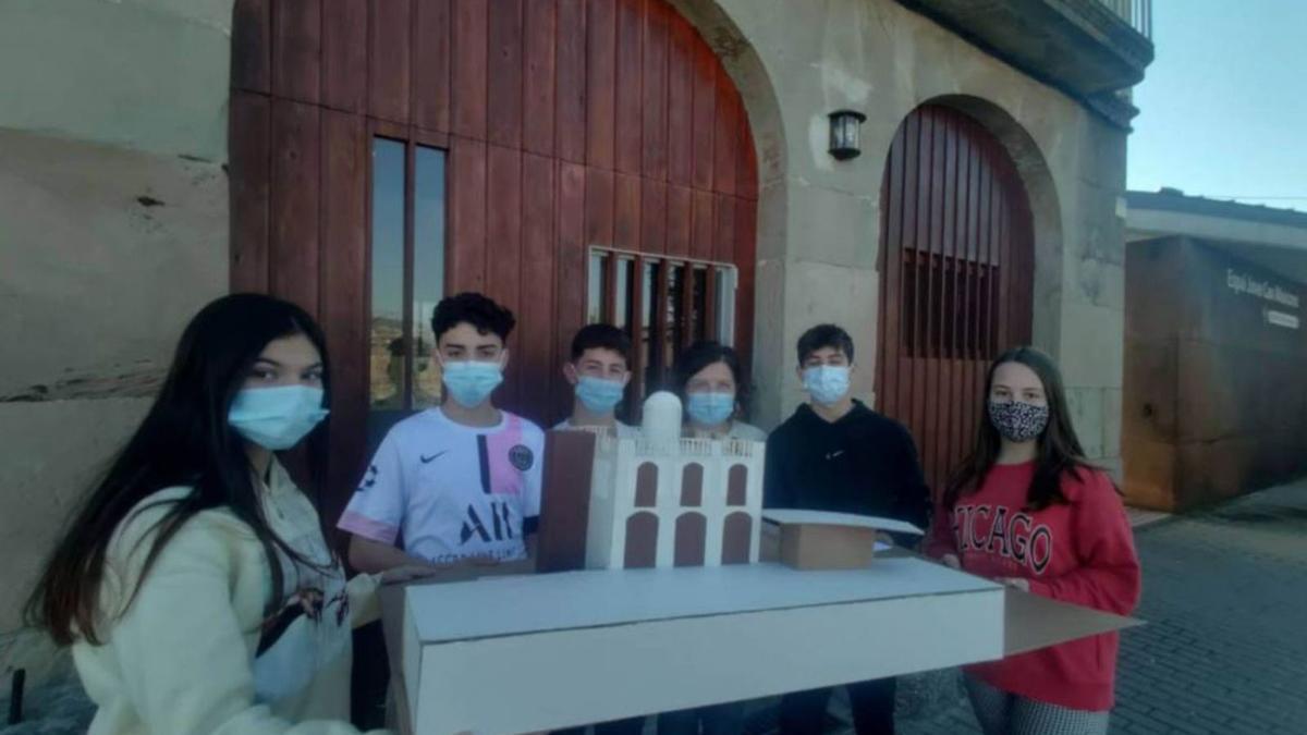 L’alumnat de l’Institut de Vilanova del Camí presenta una maqueta de l’edifici de Can Muscons | AJUNTAMENT DE VILANOVA DEL CAMÍ