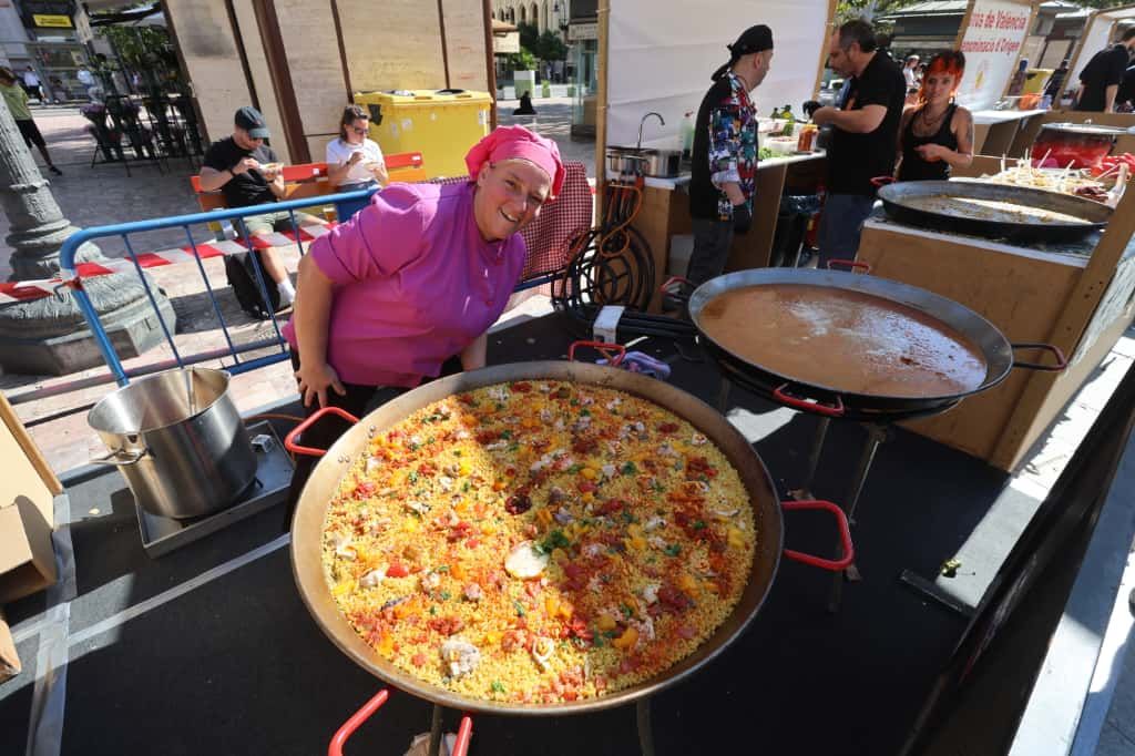 La plaza del Ayuntamiento de València se convierte en un gran restaurante al aire libre con el Tastarròs