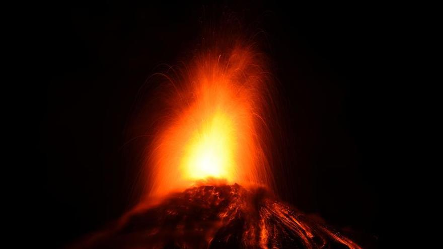 Miles de personas evacuadas por fuerte erupción Volcán de Fuego Guatemala