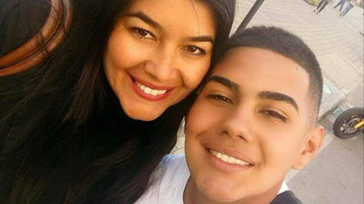 El joven Julián Esteban Beltran en un selfi tomado junto a su madre.