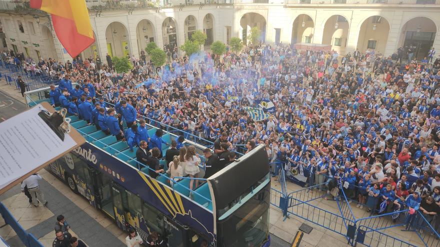 Más de 6.000 seguidores del Hércules celebran el ascenso en la Plaza del Ayuntamiento de Alicante
