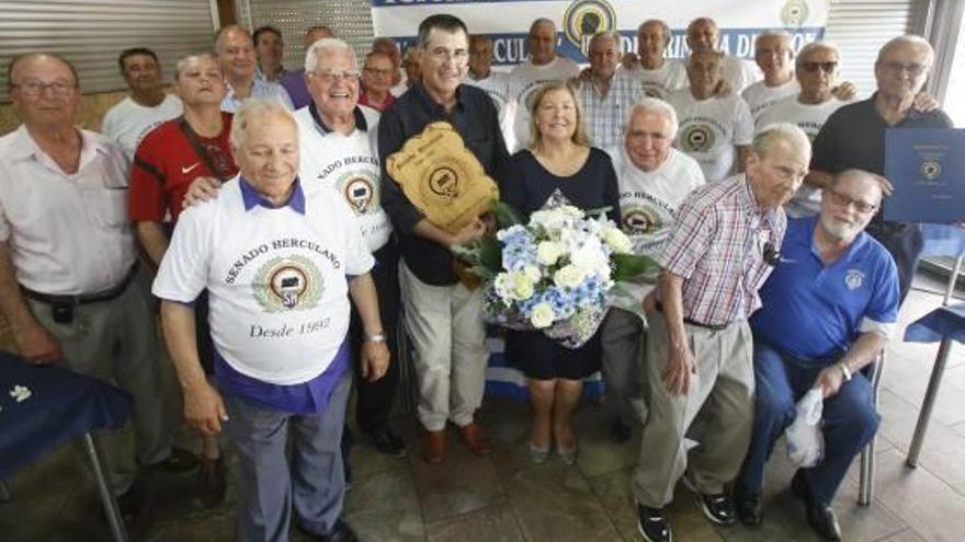 Imagen de grupo del homenaje de la peña Senado Herculano a Paco González.