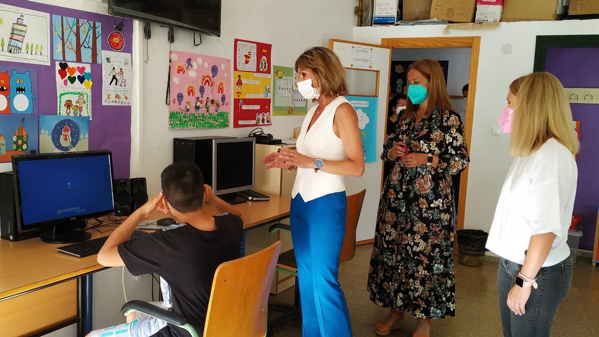 La delegada de Educación, Inmaculada Troncoso, en su visita al CEIP Alcalde Jiménez Ruiz.