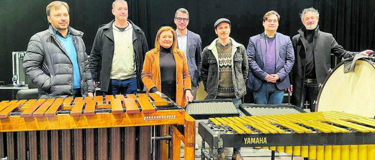 Los músicos Cris Juanico (2i) y Joan Barbé (3d), con los responsables políticos, ayer en la sala de ensayo. | OSIB