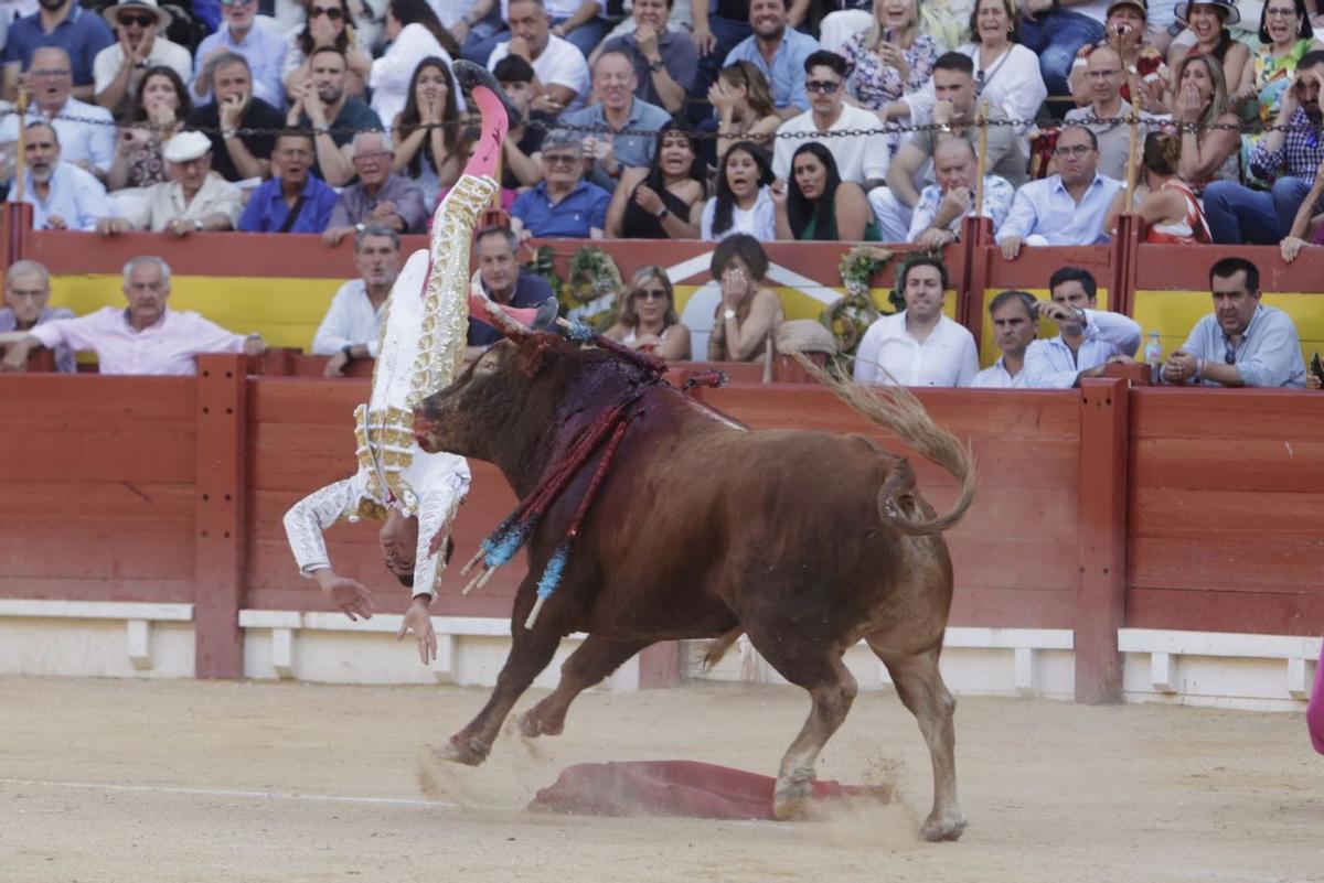 Marco Pérez sufrió una espeluznante voltereta que le impidió estoquear el sexto toro de la tarde. | RAFA ARJONES