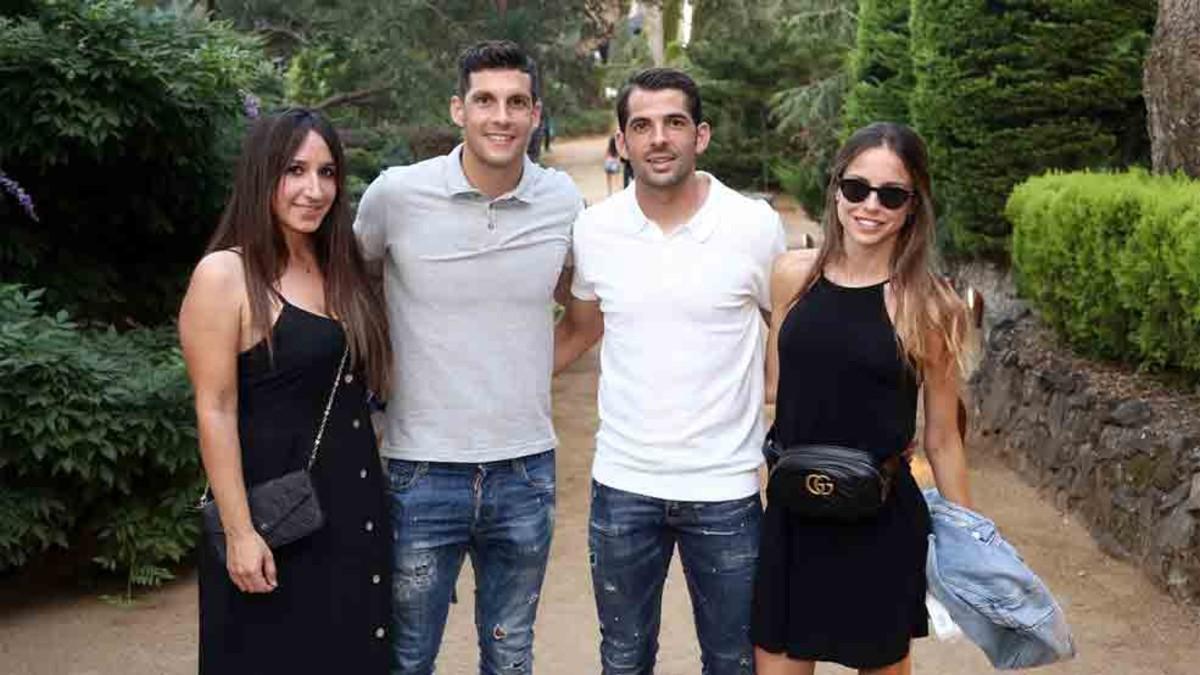 Los dos capitanes del Espanyol, junto a sus parejas