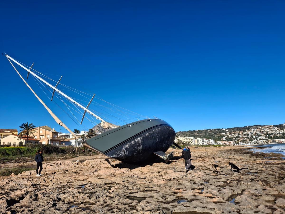 De encallado a requetencallado: las espectaculares imágenes del velero de Xàbia tras la borrasca Harris
