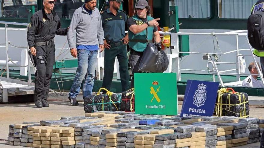 El arousano Avelino Martínez custodiado con el alijo a la llegada del velero al puerto de Vigo. // M. G. Brea