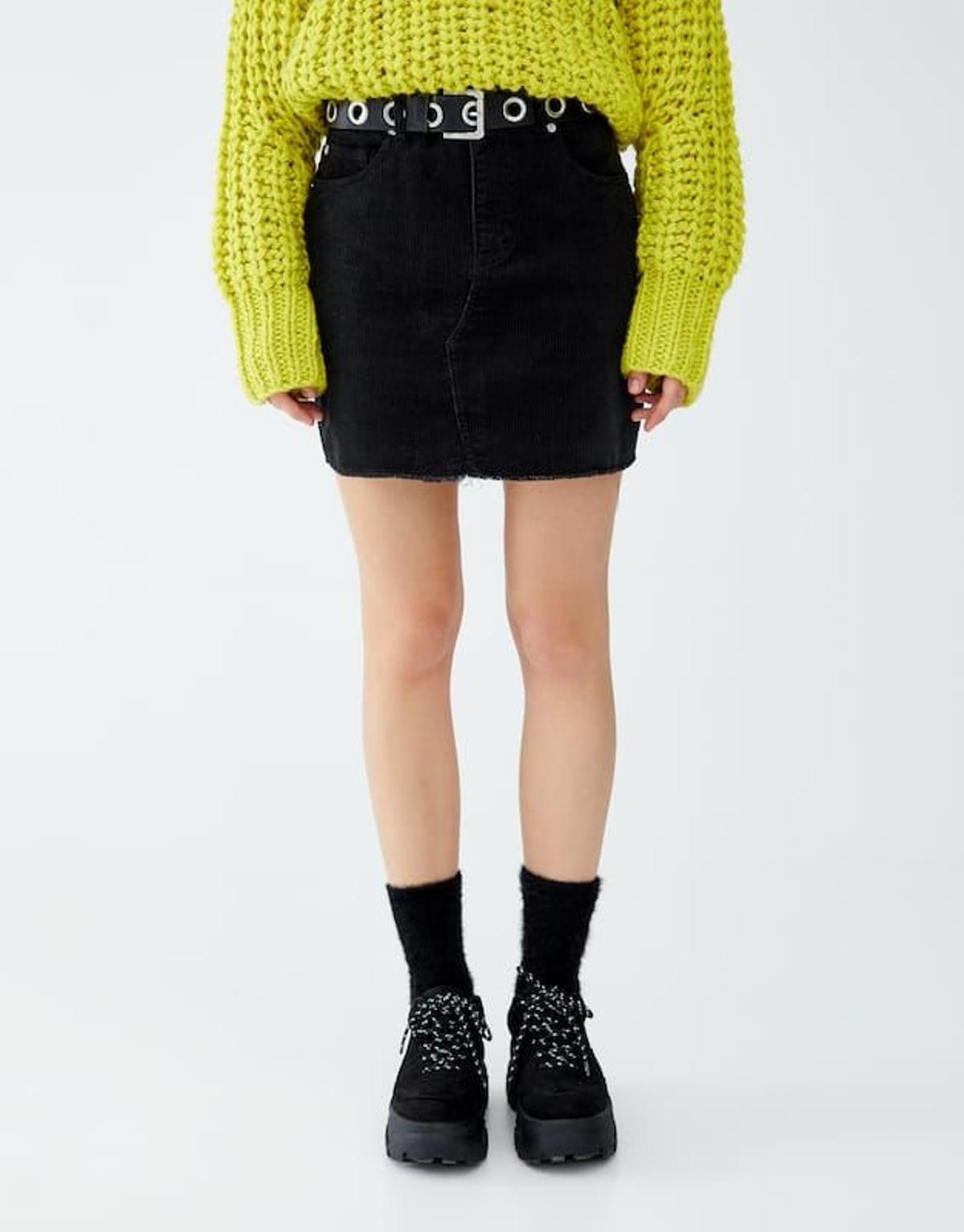 Minifalda de pana con el bajo deshilachado de Pull and Bear (Precio: 9,99 euros)
