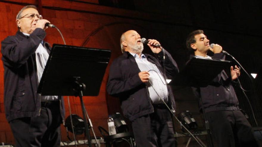 Arseni Girbal, al centre, durant la cantada d&#039;havaneres de dissabte passat