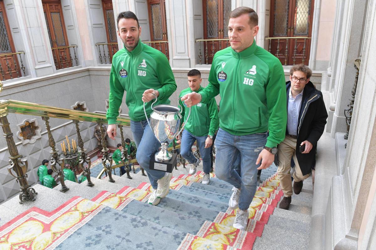 Dava Torres y César Carballeira portan la Copa del Rey en su visita a María Pita.