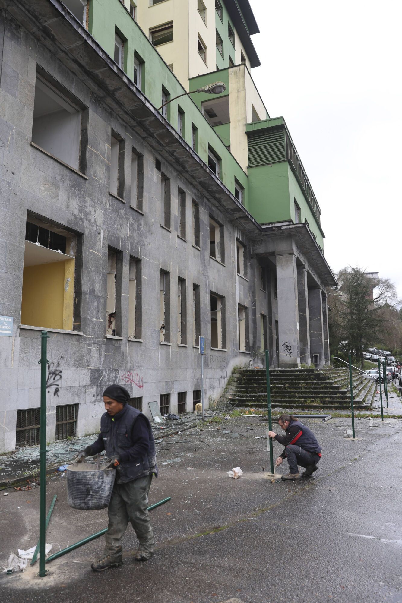 EN IMÁGENES: Viaje al interior del viejo HUCA, desvalijado y vandalizado por su abandono