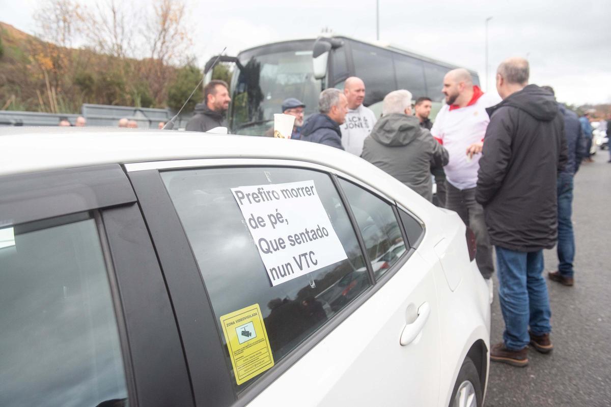 Los taxistas de A Coruña cortan Alfonso Molina y protestan en María Pita contra los VTC