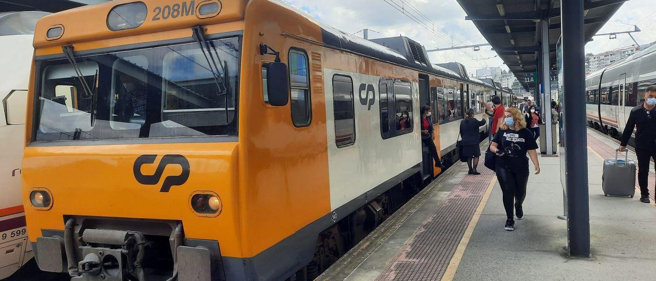 El Tren Celta operado por Comboios de Portugal en la estación de Guixar, en Vigo.