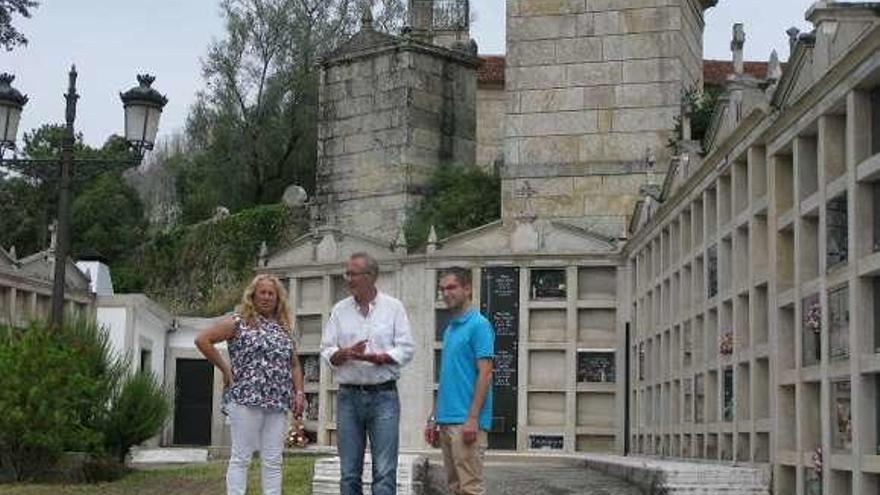 Juan González visitó con Alcira dos Santos el cementerio. // D.P.