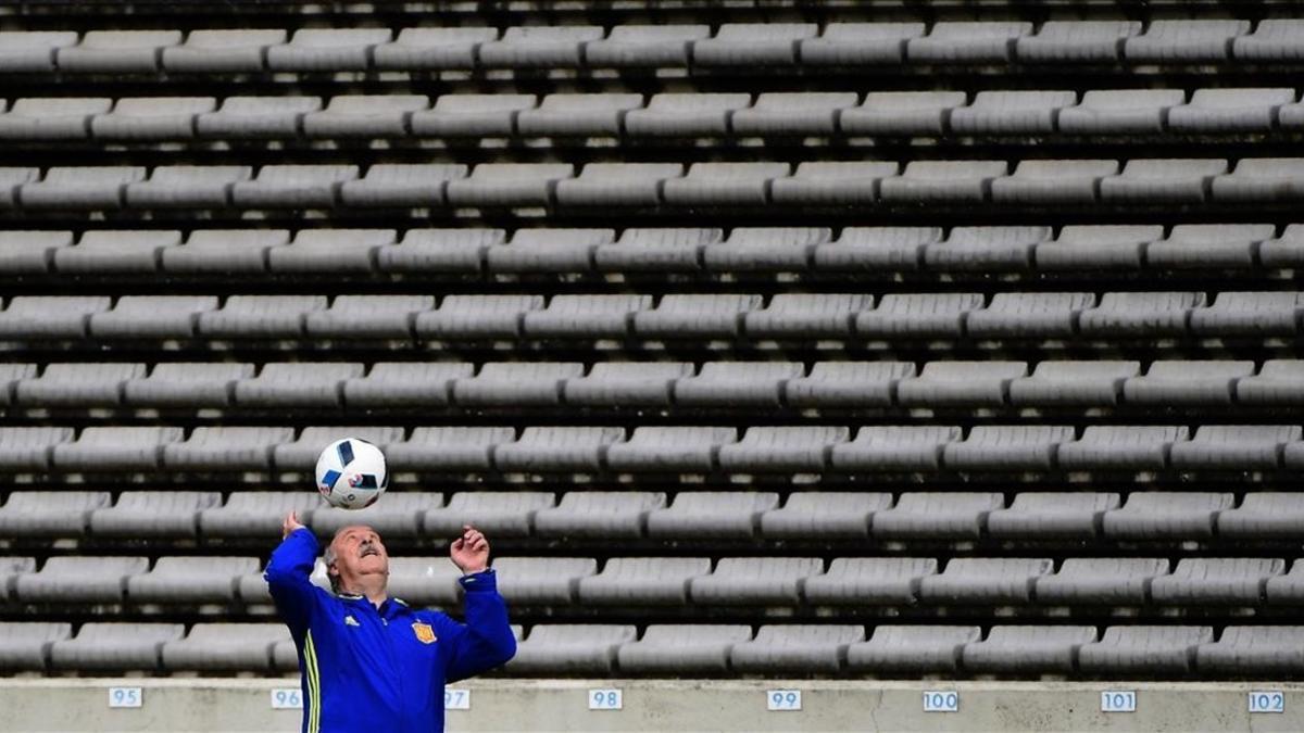 Del Bosque juega con un balón en un entrenamiento de la selección española.