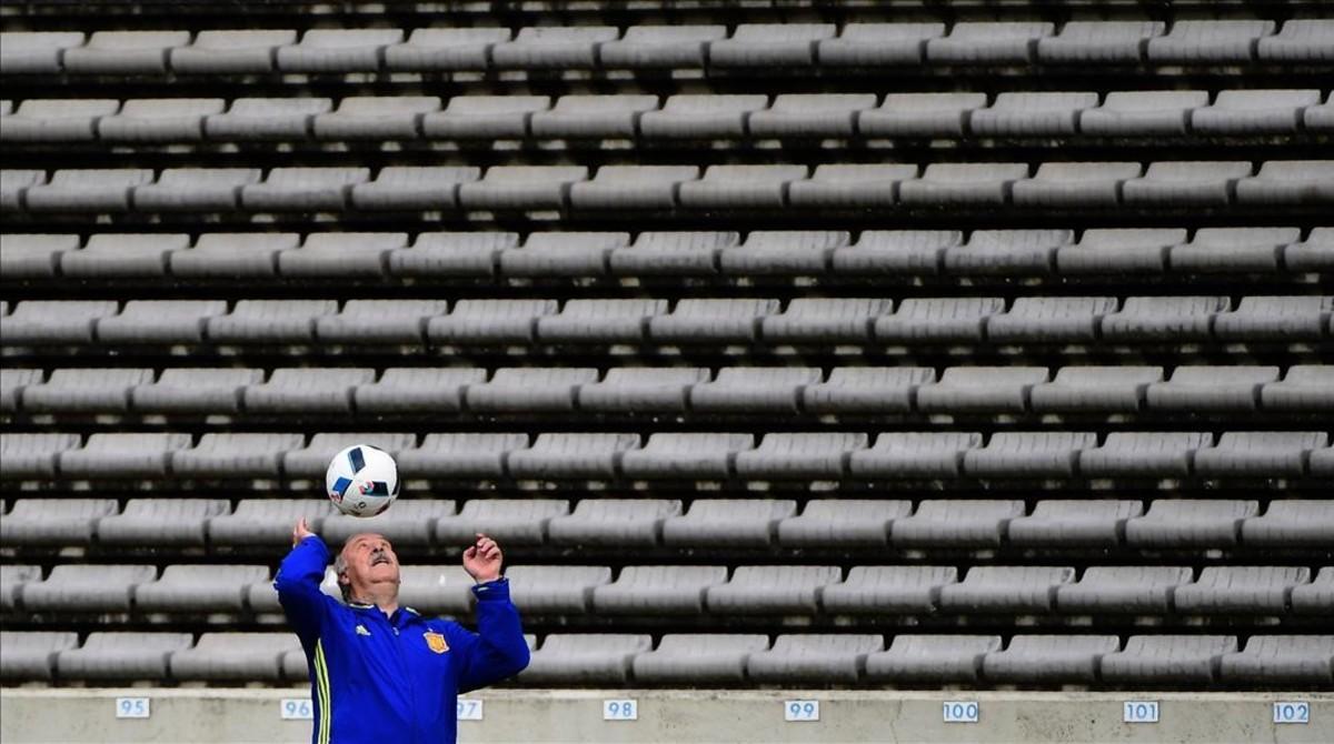 marcosl34382290 spain s coach vicente del bosque plays with the ball during 160624193330