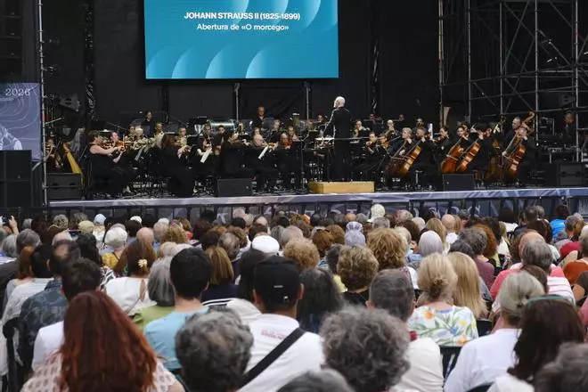 La Real Filharmonía de Galicia toma la praza da Quintana iniciando el Apóstol