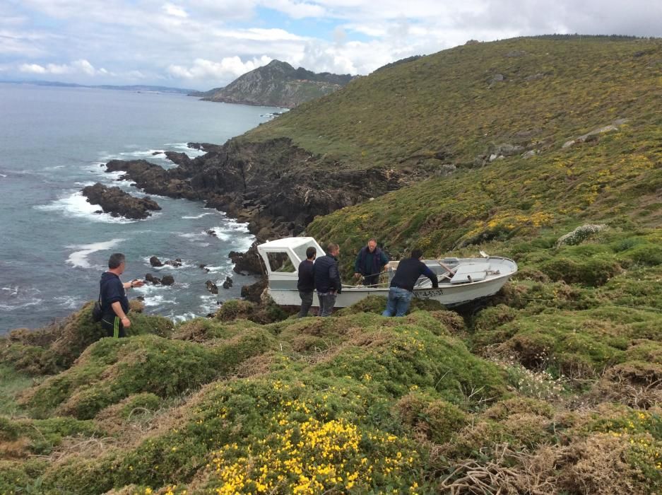 Rescatan la planeadora del hombre muerto en Cangas