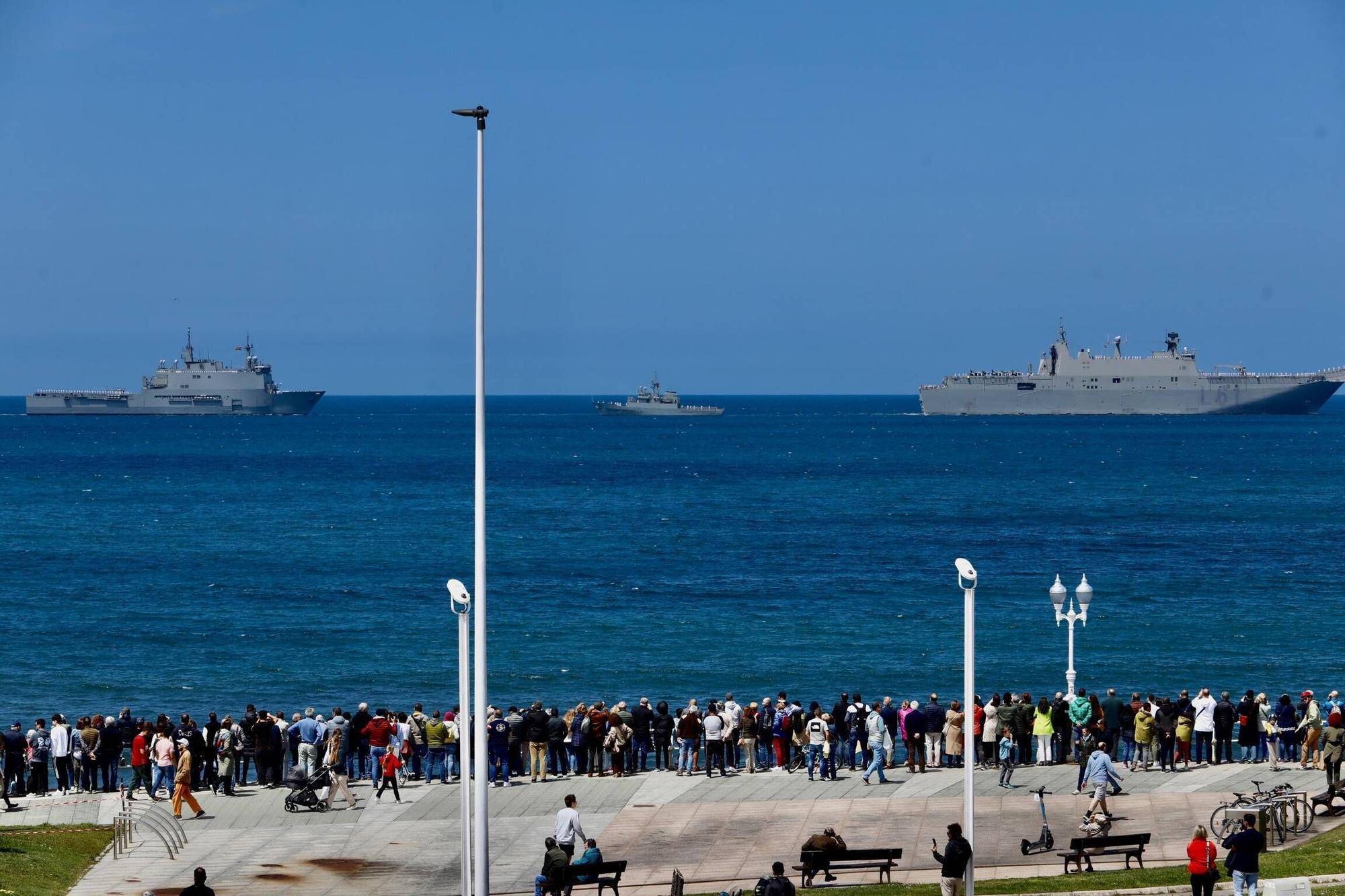 EN IMÁGENES: Así fue la revista naval  del Rey Felipe VI y la exhibición aérea en Gijón por el Día de las Fuerzas Armadas