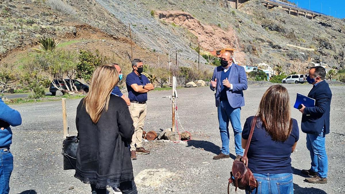 Enrique Arriaga reunido con vecinos en Bajo la Cuesta, ayer.