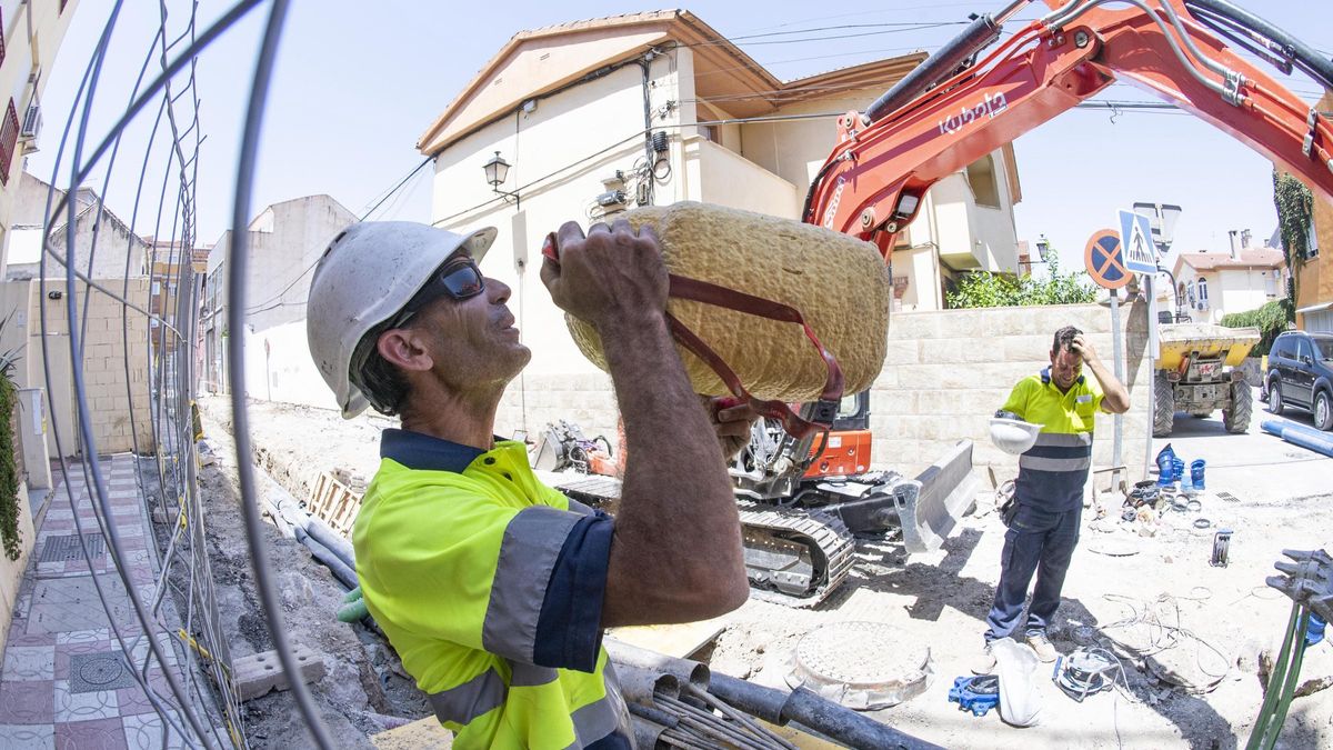 Los empleados de la construcción no han dejado de trabajar pese a la ola de calor.