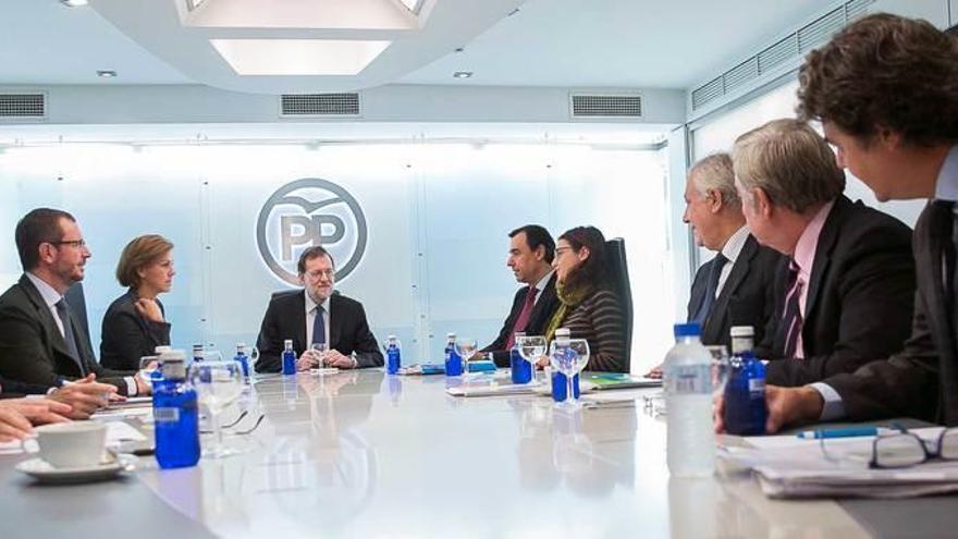 Rajoy, al fondo, durante la reunión de ayer del comité de dirección del PP.