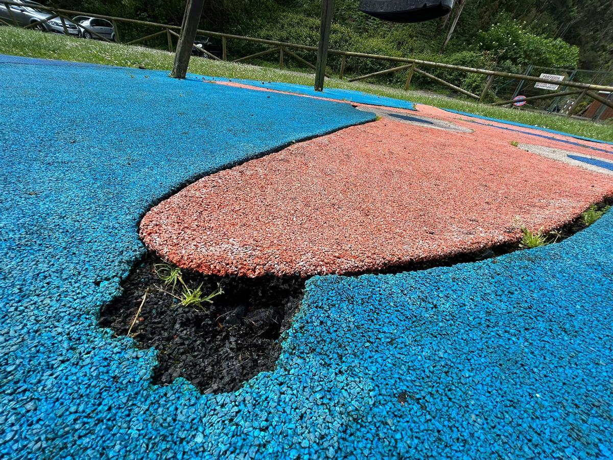 Un agujero en el suelo de caucho del parque infantil.