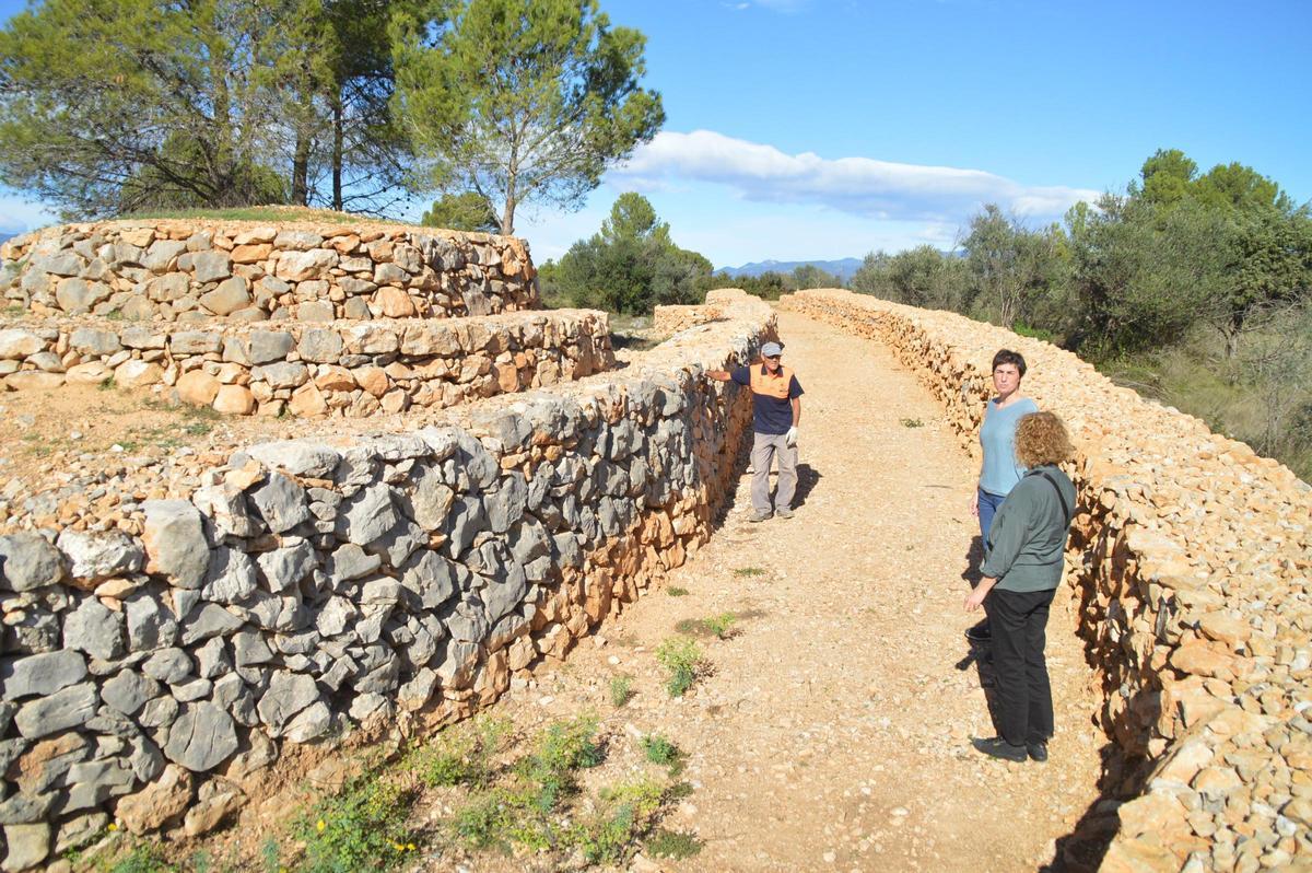 El camí Ceboller de Llers durant la seva etapa de reparació amb el marger