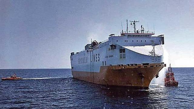 El buque incendiado en aguas de Cabrera.
