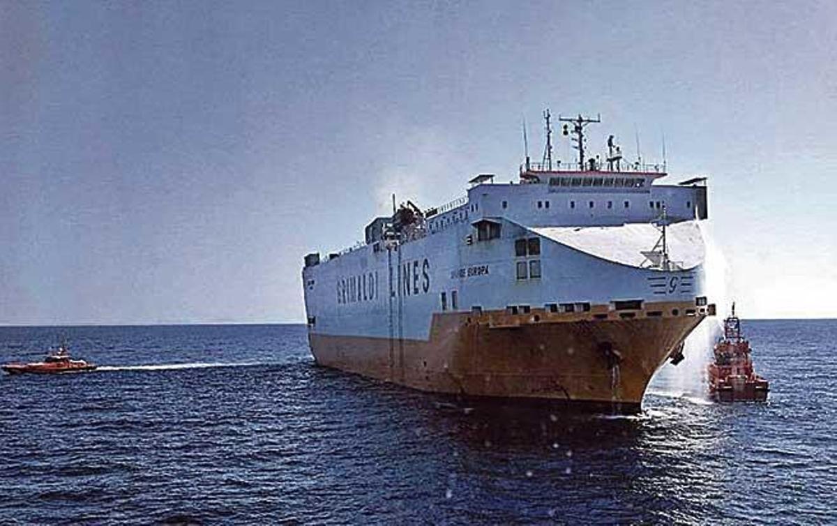 El buque incendiado en aguas de Cabrera.