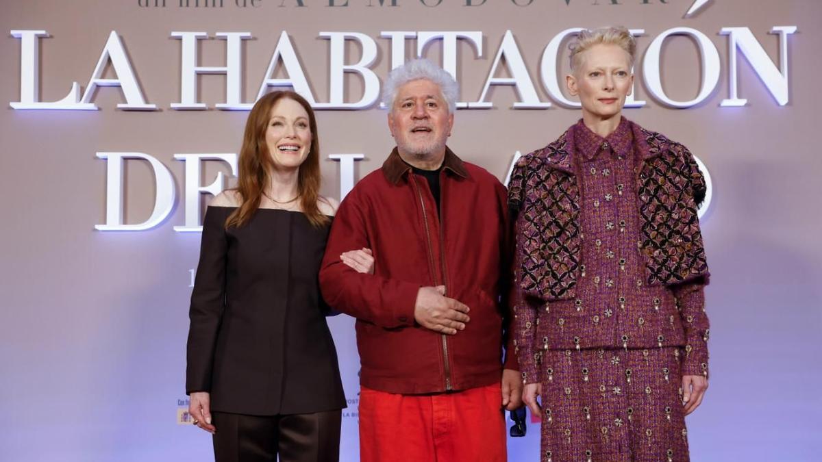 Las actrices Julianne Moore y Tilda Swinton, con Pedro Almodóvar durante la presentación de 'La habitación de al lado' en Madrid.