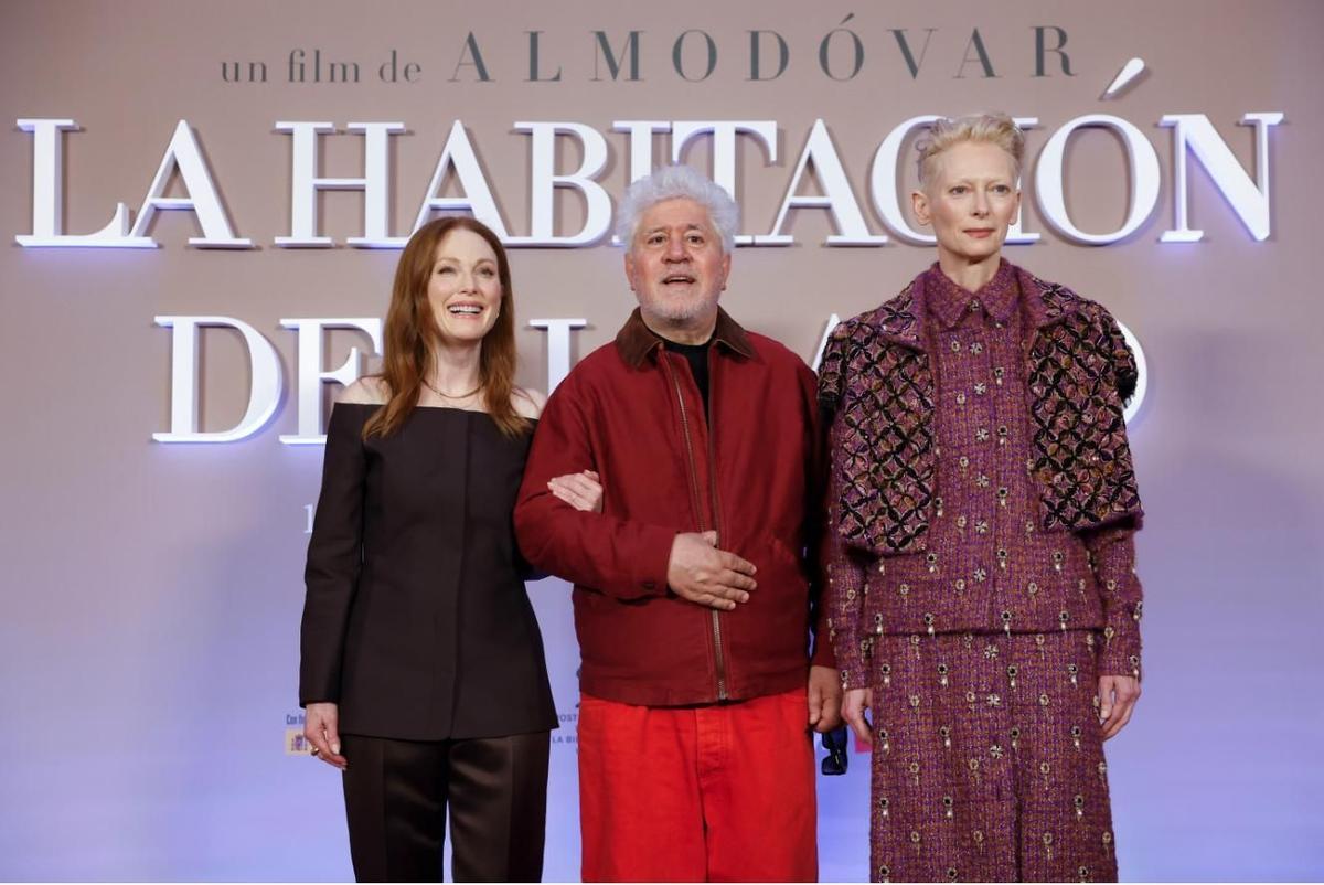 Las actrices Julianne Moore y Tilda Swinton, con Pedro Almodóvar durante la presentación de 'La habitación de al lado' en Madrid.