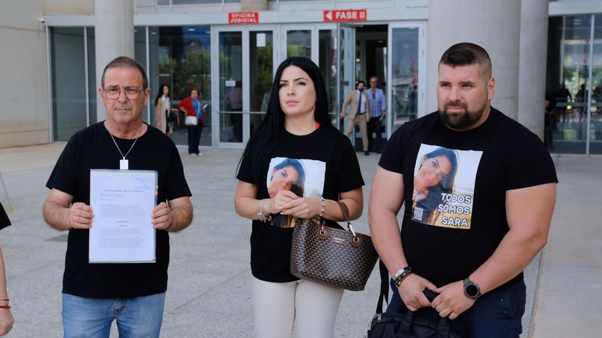 La familia de Sara Gómez, en la Ciudad de la Justicia de Murcia.