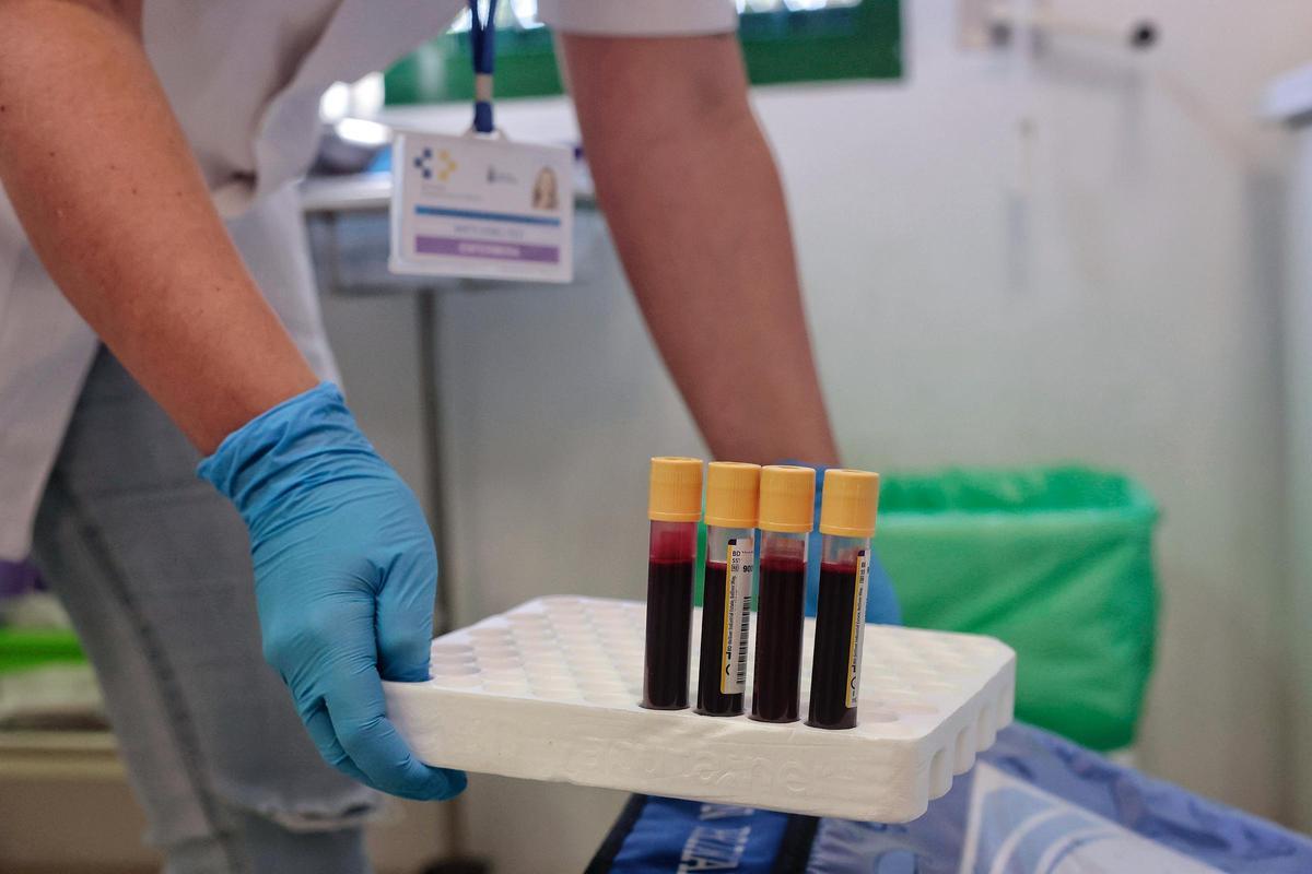 Una enfermera del centro de salud de Añaza guarda las muestras de sangre en una nevera.