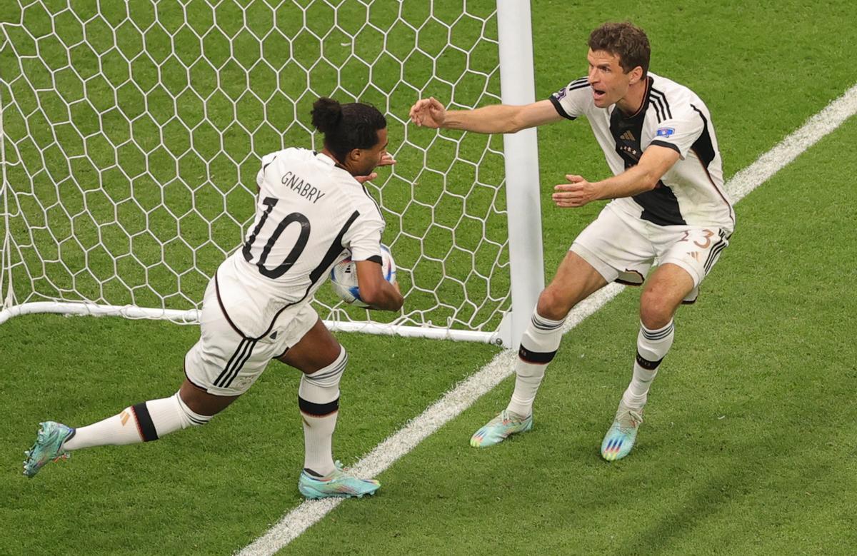 Al Khor (Qatar), 01/12/2022.- Serge Gnabry (L) of Germany celebrates with Thomas Mueller after scoring the 1-0 during the FIFA World Cup 2022 group E soccer match between Costa Rica and Germany at Al Bayt Stadium in Al Khor, Qatar, 01 December 2022. (Mundial de Fútbol, Alemania, Catar) EFE/EPA/Friedemann Vogel