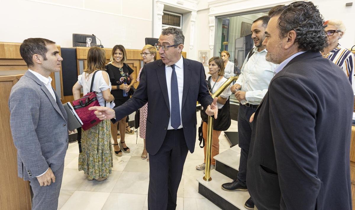 El presidente de la Diputación, Toni Pérez, conversa con los portavoces de Compromís y el PSOE, Ximo Perles y Vicente Arques