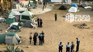 El Puerto de Santa Cruz notifica el desalojo a las personas acampadas en la playa del Parque Marítimo