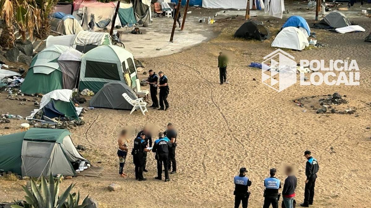 Notificación de desalojo en la playa del Parque Marítimo.