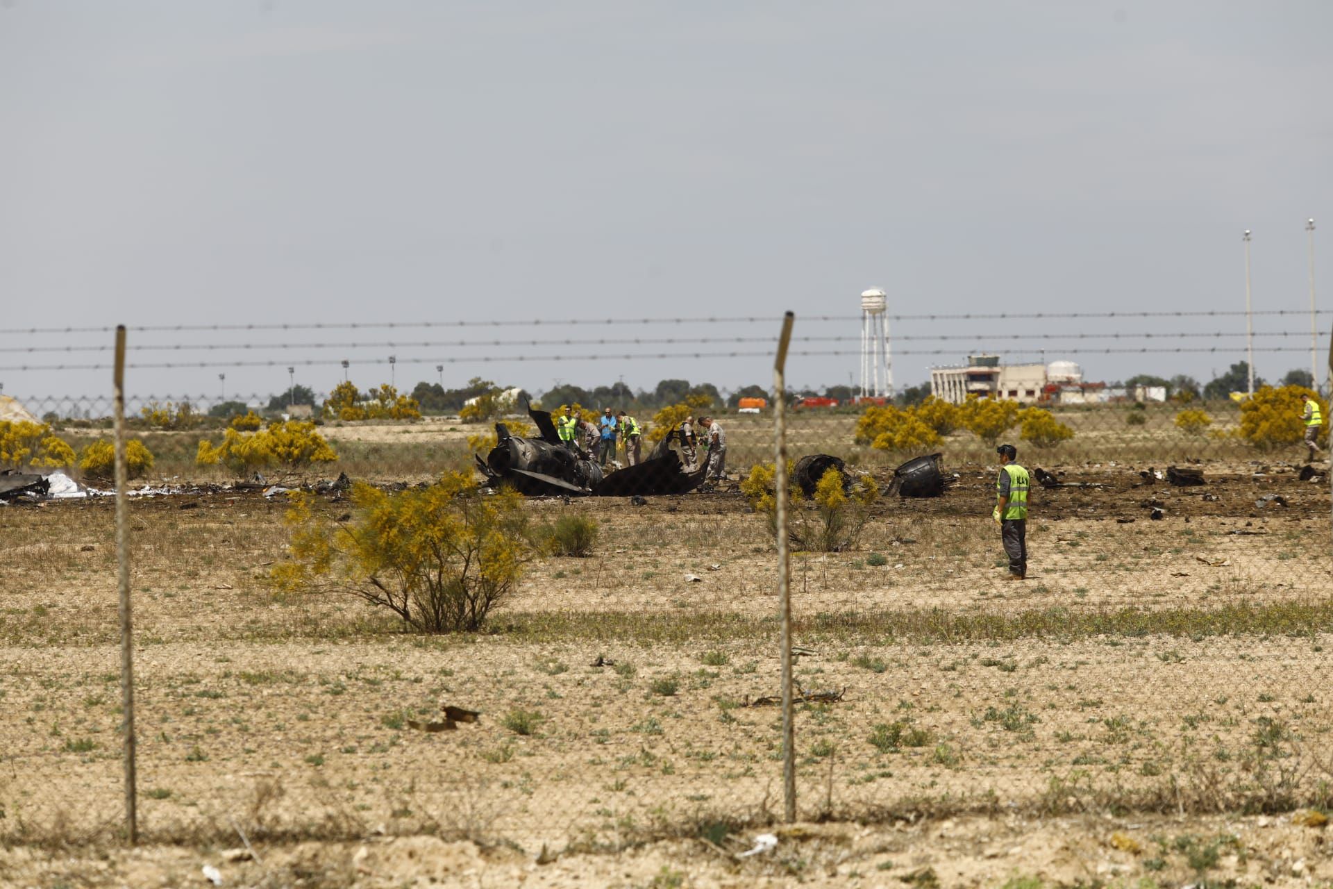En imágenes | Un caza se estrella en la base aérea de Zaragoza