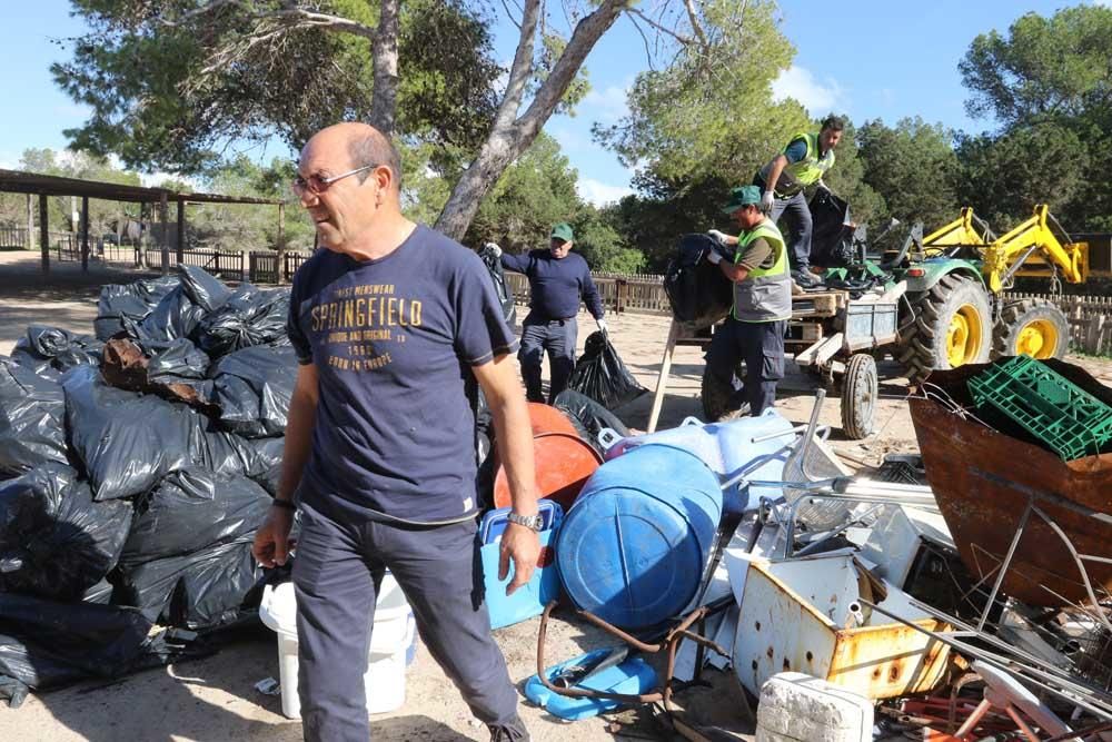 80 trabajadores limpian el Parque Natural