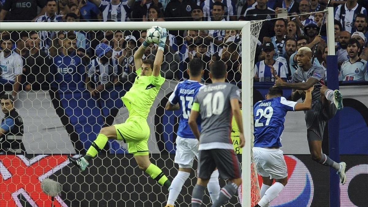 Casillas captura el balón durante el partido de la Champions ante el Besitkas