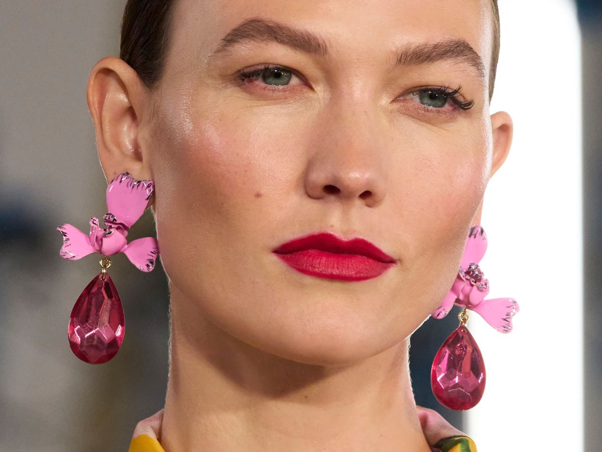 Karlie Kloss con labios mate en el desfile de Carolina Herrera SS23