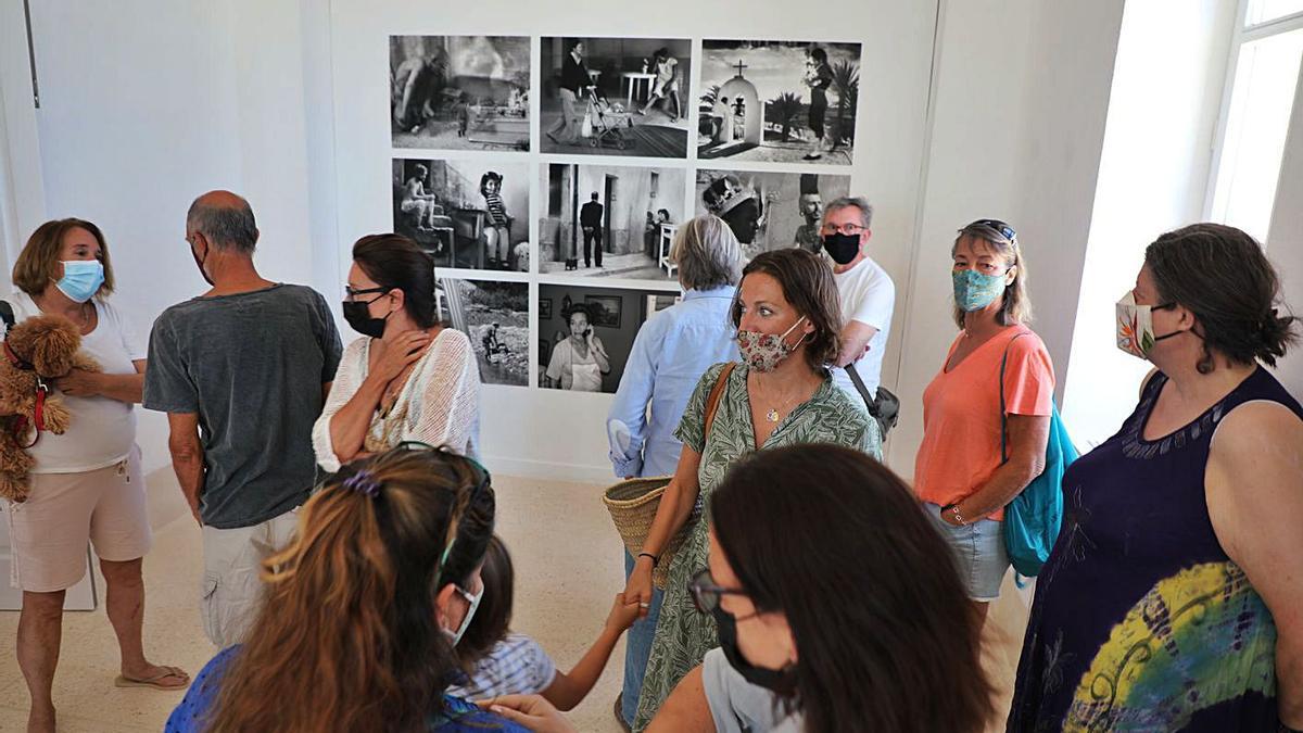 Una imagen de ayer de la inauguración de la muestra en el Faro de la Mola