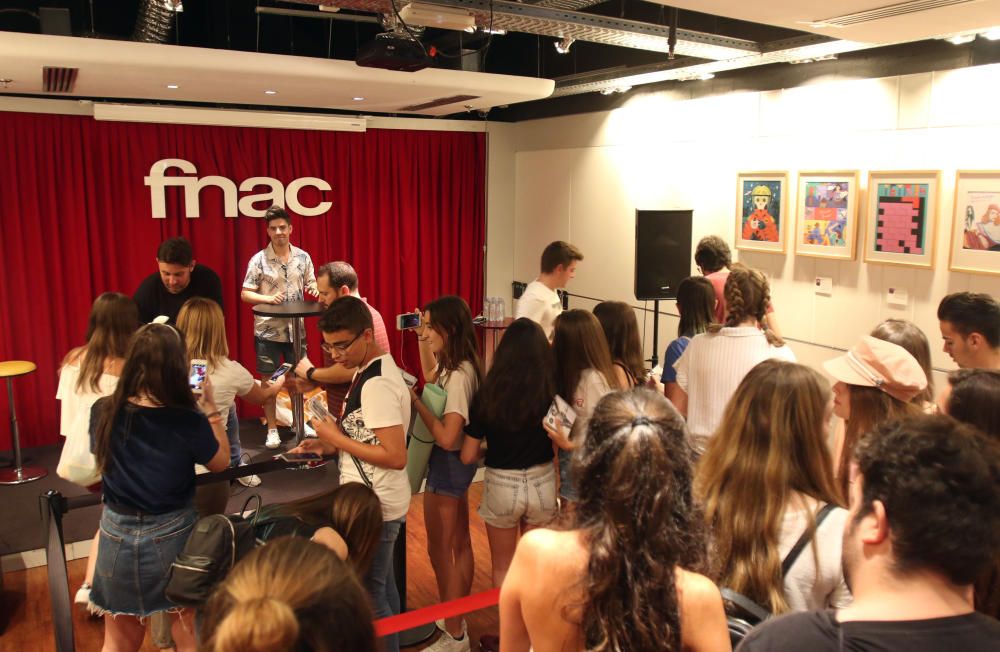 Roi firma discos en la FNAC de Málaga.