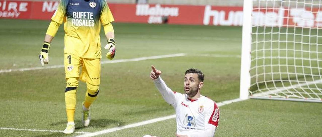 Rodri, en el partido Cultural-Rayo de esta temporada, con el portero Alberto detrás.